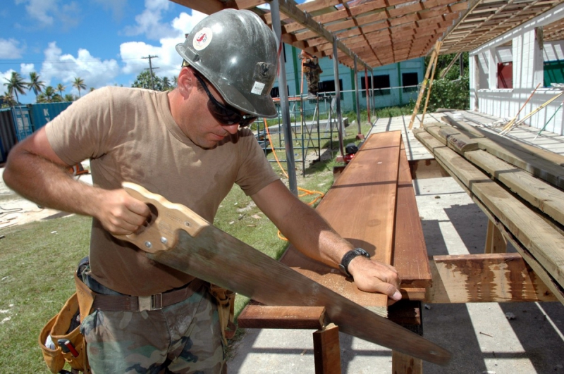 ebeniste-ST LAURENT DU VAR-min_worker_construction_building_carpenter_male_job_build_helmet-893290